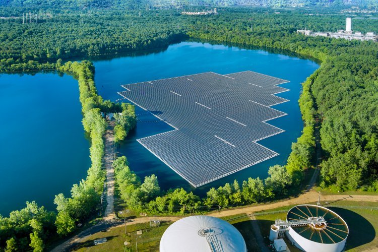 Der globale Markt für schwimmende Solaranlagen an Land soll bis 2030 ein Volumen von 62,3 Milliarden US-Dollar erreichen und eine durchschnittliche jährliche Wachstumsrate von 16,58 % aufweisen.